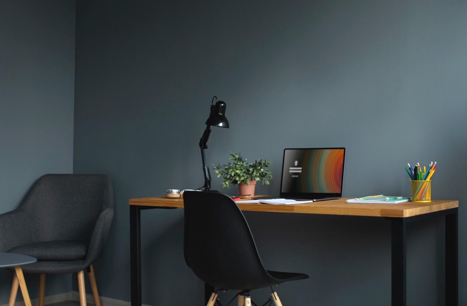 Estudiantes analizando documentos financieros en aula práctica