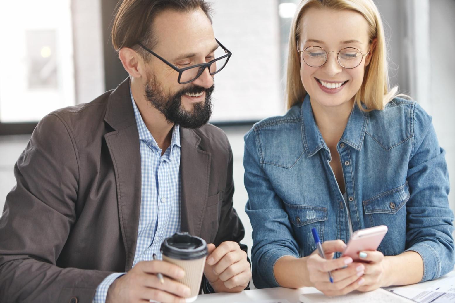 Sesión de formación financiera con gráficos y análisis de mercado en pantallas profesionales