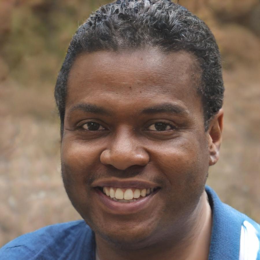 Retrato profesional de Andrés Villareal, graduado del programa