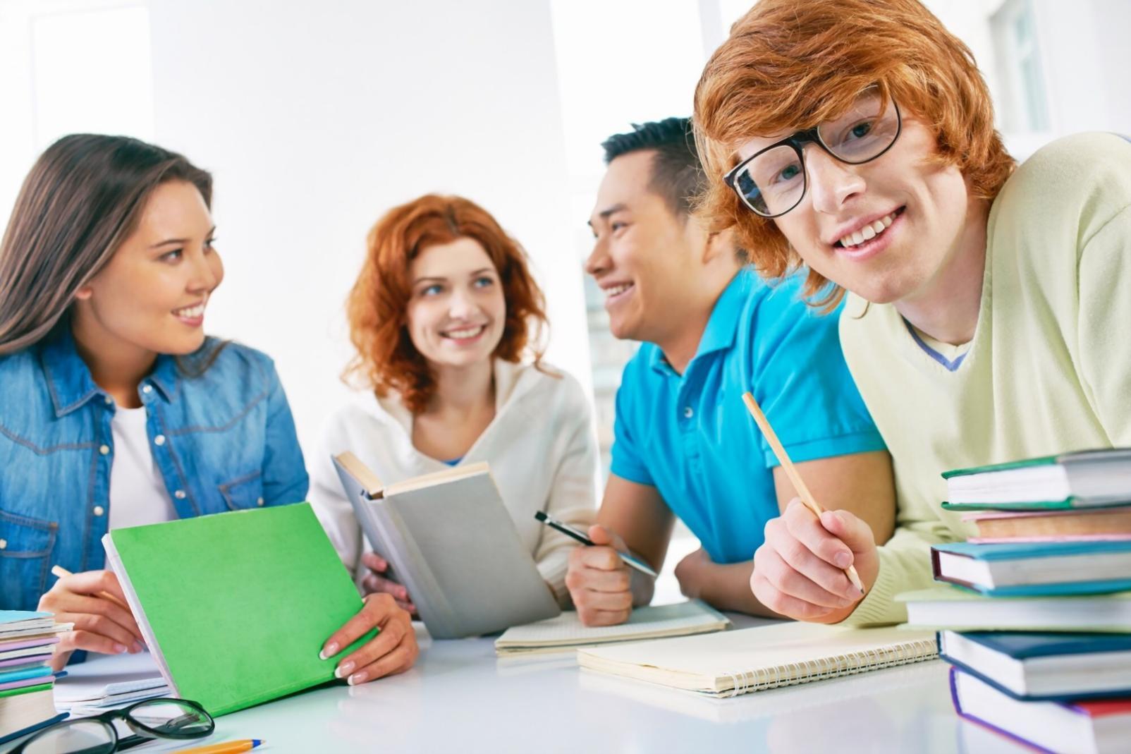 Aula moderna con estudiantes trabajando en proyectos financieros