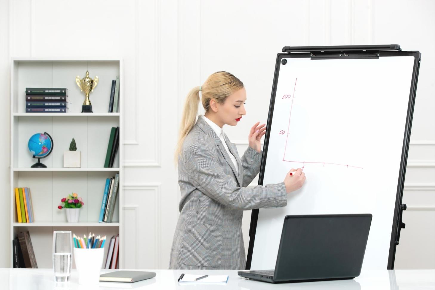 Mesa de trabajo con documentos financieros y calculadora