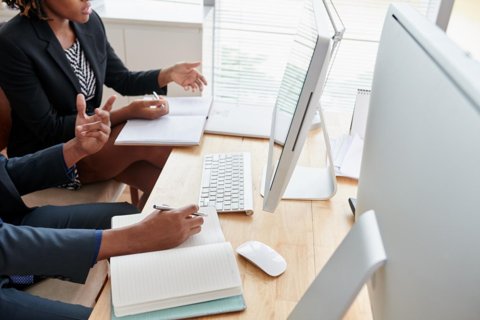Equipo de banqirelo trabajando en análisis financiero detallado